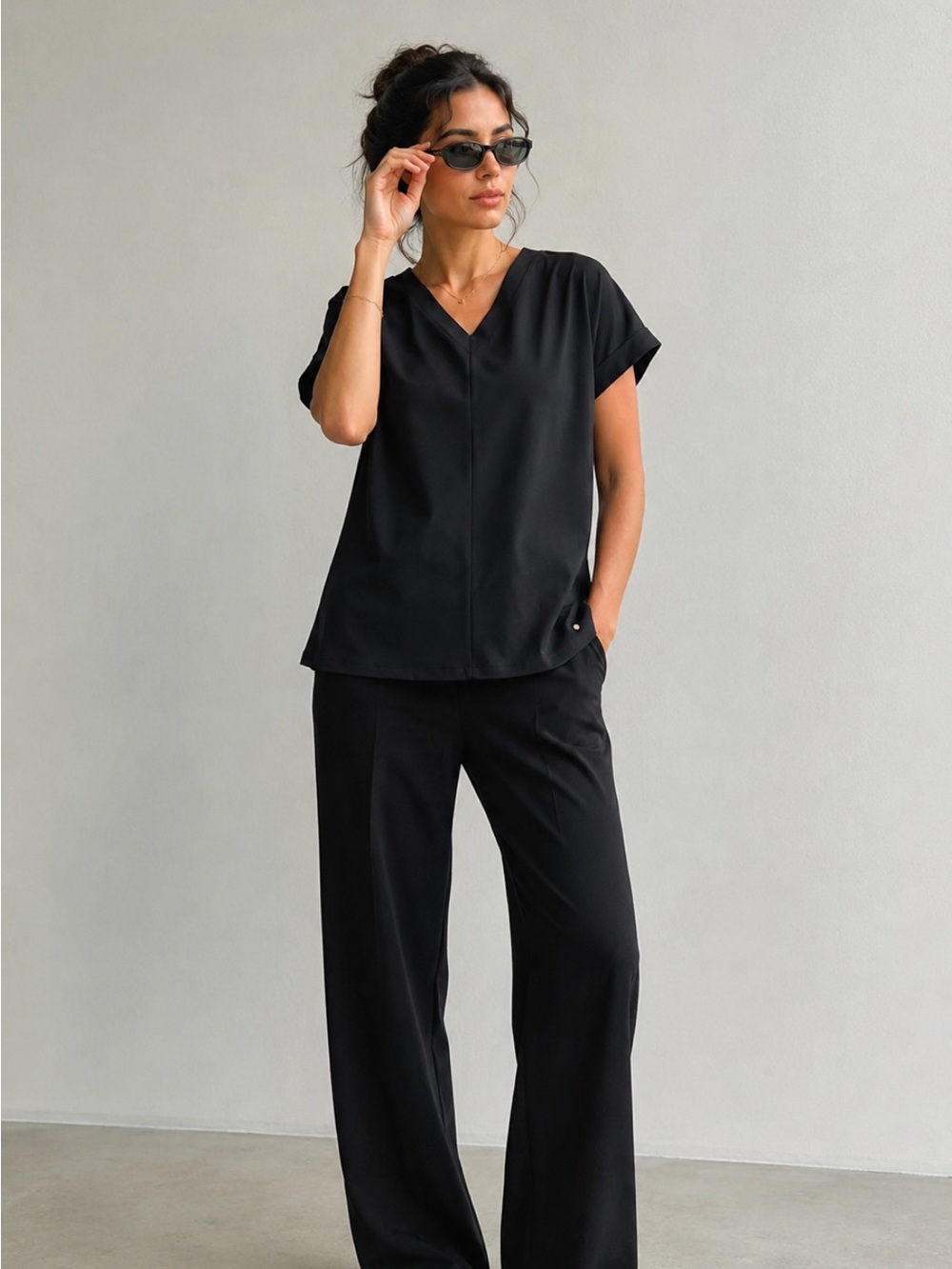 FIG Clothing Black V-Neck Travel Top Women’s M Relaxed Fit Recycled Polyester